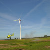 Helikopter landt bij windmolens