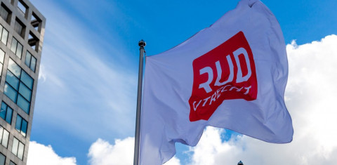 Vlag RUD wappert voor kantoor