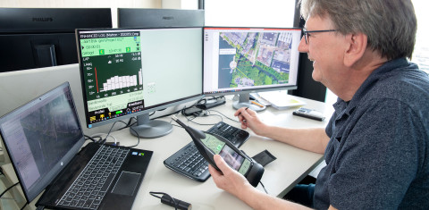 Collega met geluidsmeter