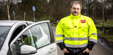 Toezichthouder met een auto van de RUD Utrecht