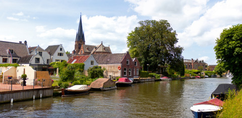 Boot en steiger bij huis